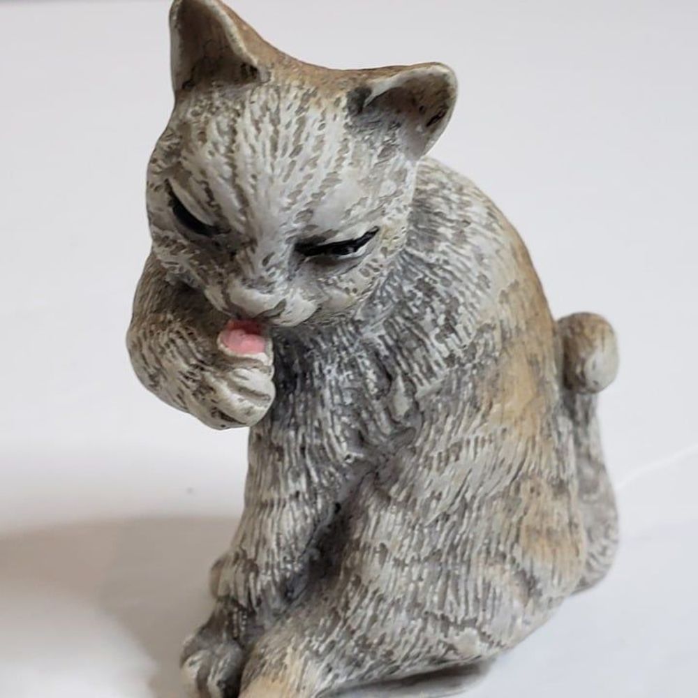 Vintage Lipco Miniature Gray Grey Cat Bathing Figurine Small 2.5"